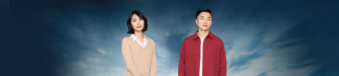 男女が並んで立っている写真