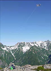 槍ヶ岳山頂での凧揚げ
