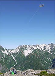 槍ヶ岳山頂での凧揚げ