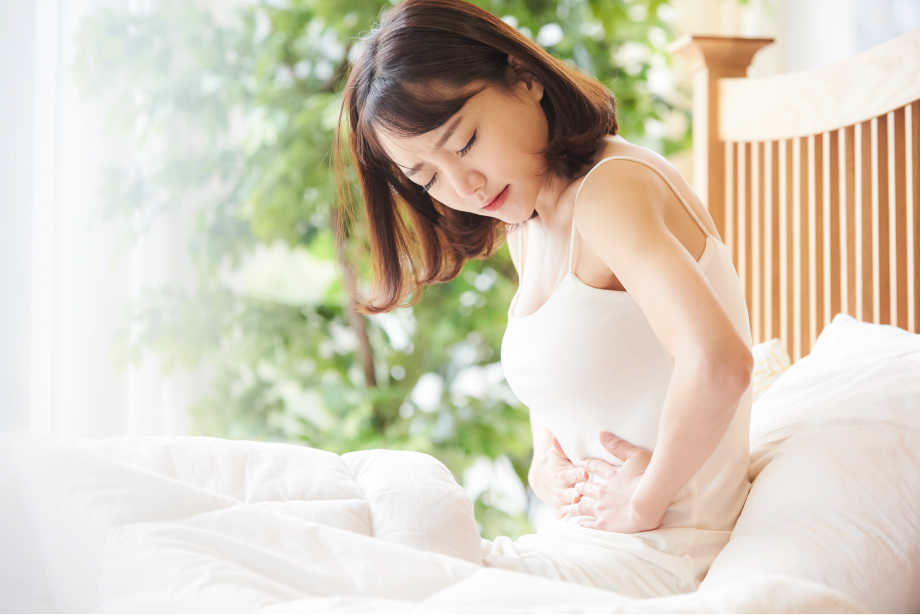 イメージ画像：腹部を押さえている女性
