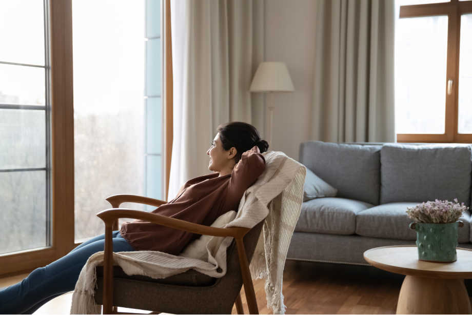 イメージ画像：寛いでいる女性