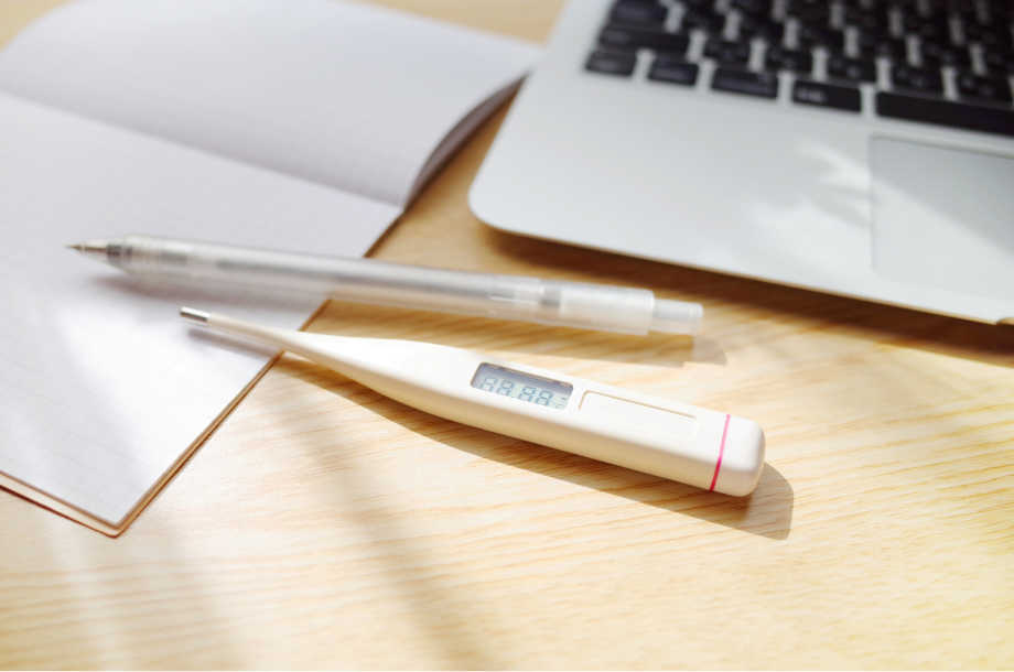 イメージ画像：体温計と筆記用具