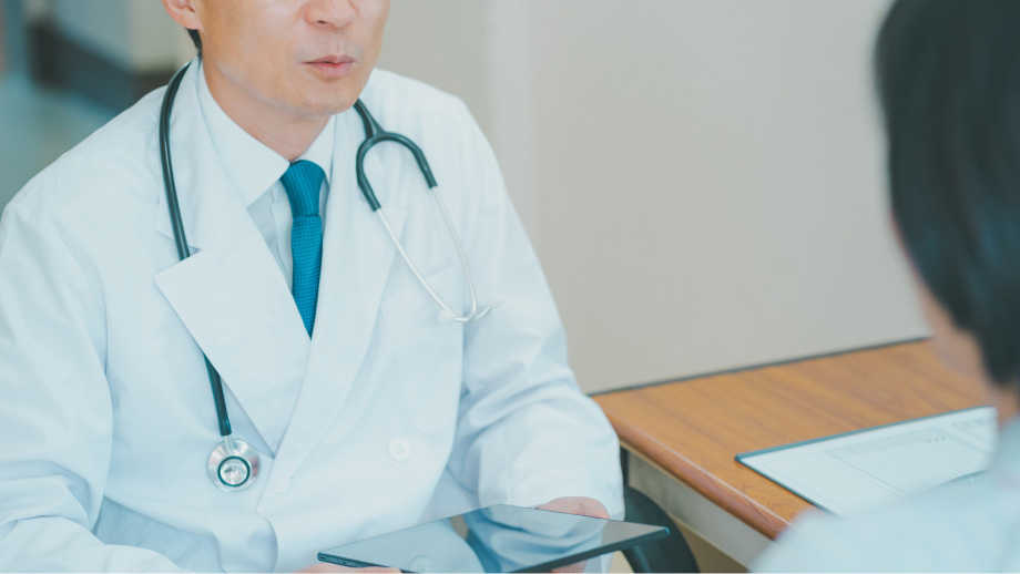 イメージ画像：医師に相談する人